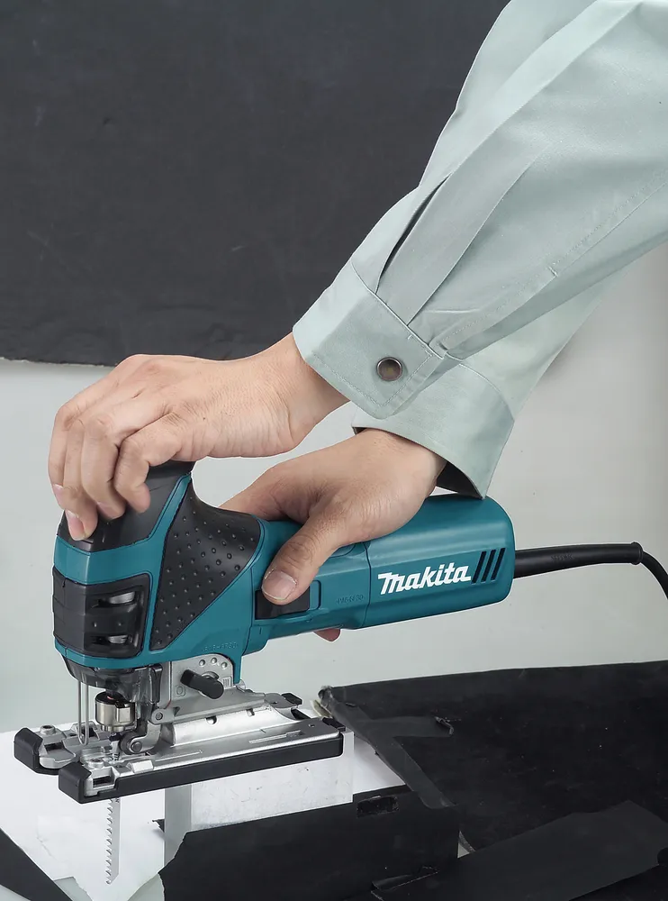 Makita лобзик 4351FCTJ
