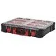 Pildil on Milwaukee PACKOUT™ 500 x 380 x 120 mm tarvikute kohver, millel on läbipaistev kaas ja punased kinnitused.
