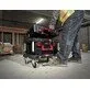 Pildil on ehitustöötaja, kes liigutab Milwaukee PACKOUT™ Trolley ratastega alusel kahte Milwaukee tööriistakasti.