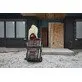 Pildil on ehitusplatsil töötaja, kes veab Milwaukee ratastel/sahtliga tööriistakohvrit PACKOUT™.