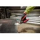 Pildil on näha, kuidas inimene lõikab Milwaukee nihkega pikkade plekikääridega vasakule metallplekki.