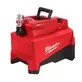 Pildil on punane Milwaukee akuga hüdropump M18 HUP700-121 - Forge akuga, millel on peal käepide ja küljes pumpamisotsak.