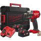 Pildil on kujutatud Milwaukee M18 FMTIW2F12-502X akulöökmutrikeeraja koos kahe akuga, laadija ja hoiukohvriga.