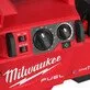 Pildil on Milwaukee akutoitel toruvaltsija M18 FRGRO114-802C, mida näidatakse ülaltvaates, koos aku ja valtsimispeaga.