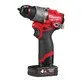Pildil on Milwaukee M12 FDD2-402X akutrell, millel on punane korpus, must käepide ja aku.