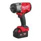 Pildil on Milwaukee M18 FHIW2F12-502X akulöökmutrikeeraja, mis on punast värvi ja millel on küljes aku.