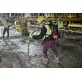 Pildil on ehitustöötaja, kes kasutab Milwaukee akubetoonivibraatorit MXF CVHF-802 betooni tihendamiseks ehitusplatsil.
