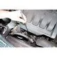 Pildil on näha, kuidas keegi kasutab KS Tools teleskoopmagnetit/pesudüüside puhastustööriista auto mootoriruumis.