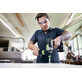 Pildil on tööriistaga töötav inimene, kes kasutab Festool akulööktrell-kruvikeerajat QUADRIVE TPC 18/4 TBX4,0 I-Plus.
