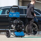 Pildil on näha Scheppach survepesur HCP5000, mida kasutab mees tumeda värvi auto pesemiseks.