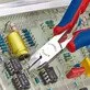 Pildil on Knipex elektroonika lõiketangid karbiidlõikeservadega, mis on suunatud elektroonikaplaadi komponentidele.