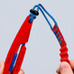 Pildil on näha Knipex külglõiketangid Slim 150 mm, mida inimene kasutab traadi lõikamiseks.