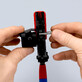 Pildil on Knipex lokaator vahetatavate peadega presstangidele, millega kasutaja kinnitab terminali tangide peale.