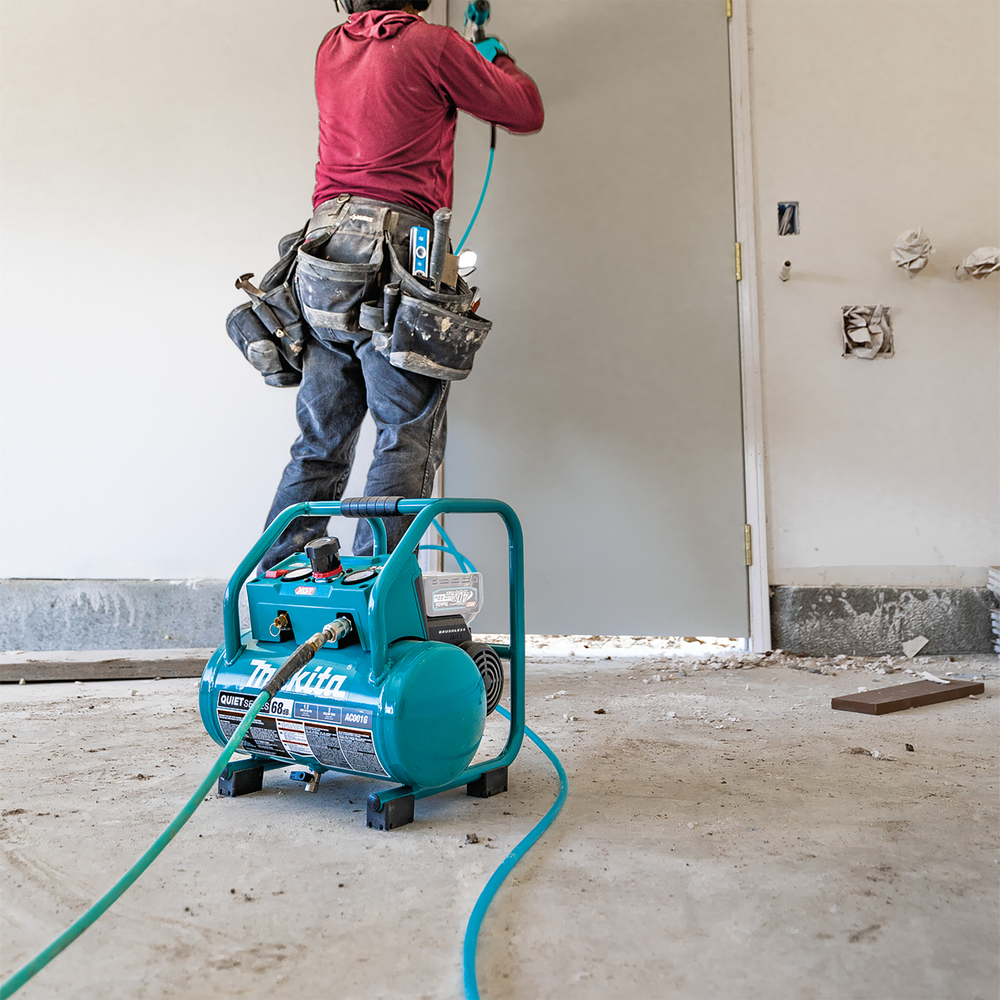 Аккумуляторный компрессор Makita AC001GZ, без аккумулятора и зарядного устройства