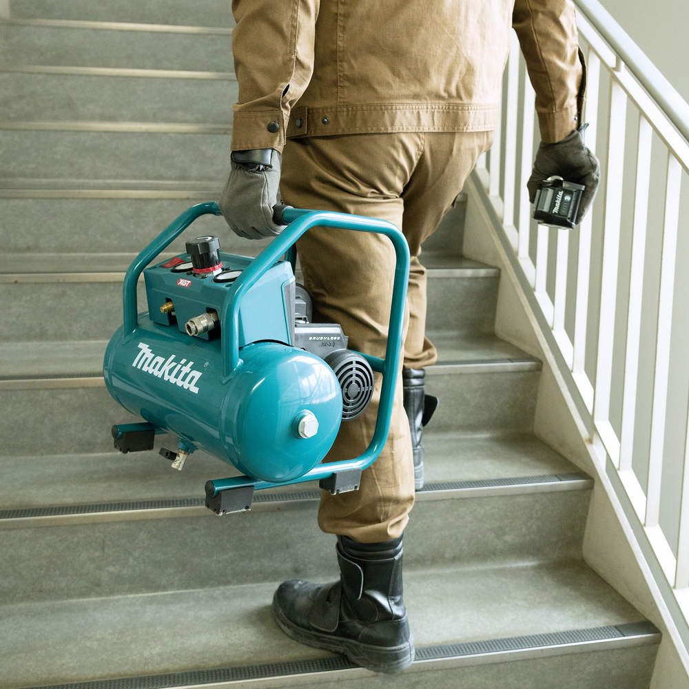 Аккумуляторный компрессор Makita AC001GZ, без аккумулятора и зарядного устройства