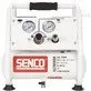 Pildil on valge SENCO AC10304 õlivaba kompressor, millel on manomeetrid, rõhuregulaator ja käepide.