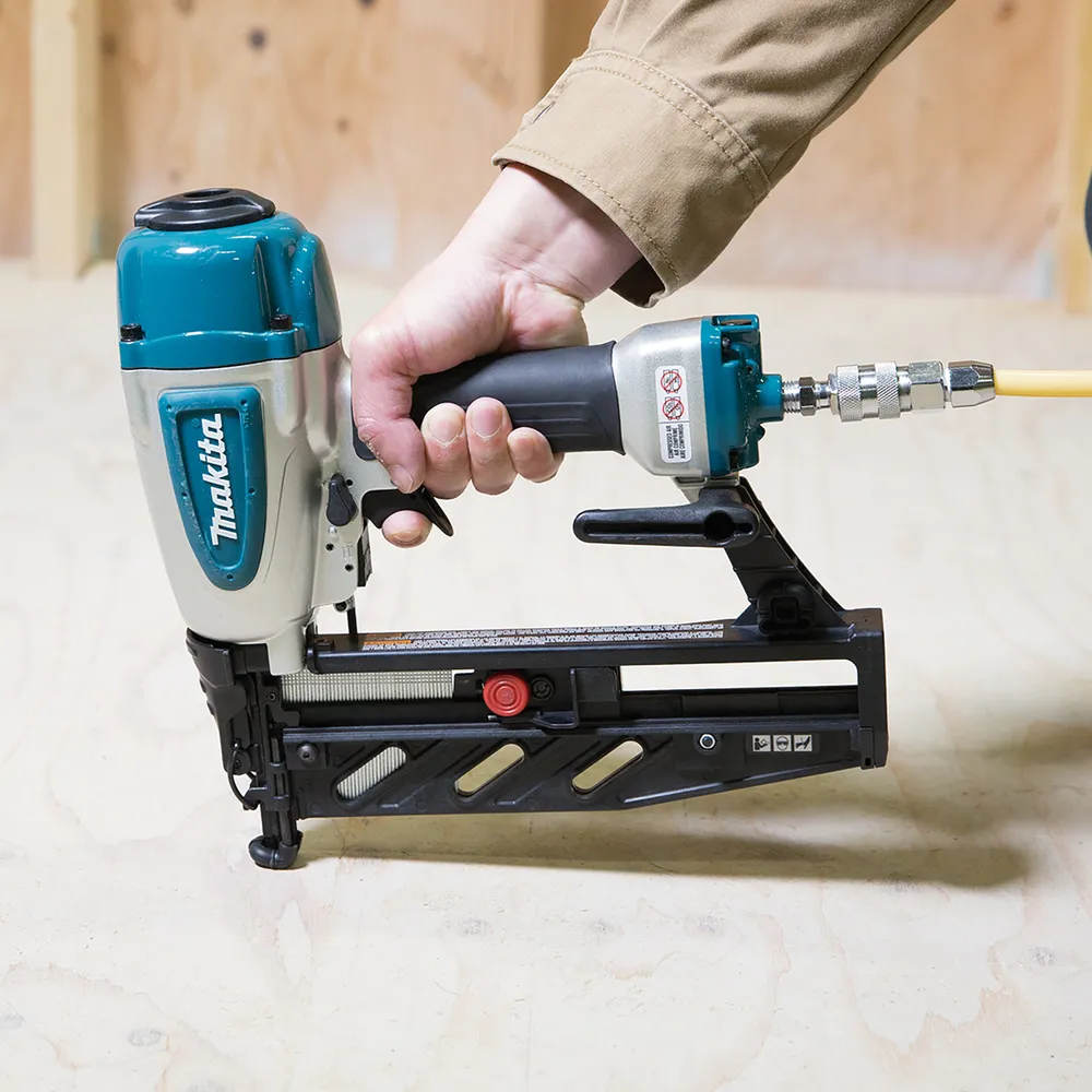 Pildil on Makita liistunaelapüstol AF601, mida hoiab käes inimene.