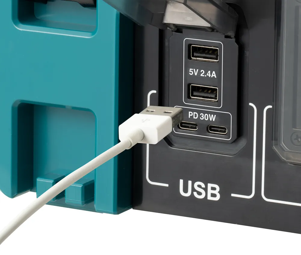 Pildil on Makita akuinverter BAC01, millel on USB-A ja USB-C port, kuhu on ühendatud USB-kaabel.
