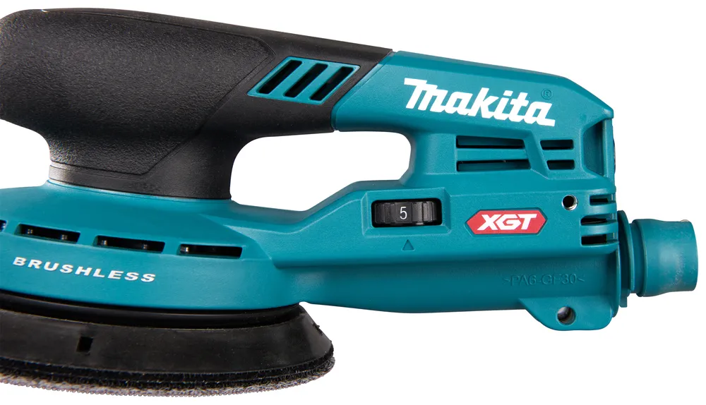 Pildil on Makita akuekstsentriklihvija BO003CGZ, millel on must käepide, türkiissinine korpus ja tolmukott.