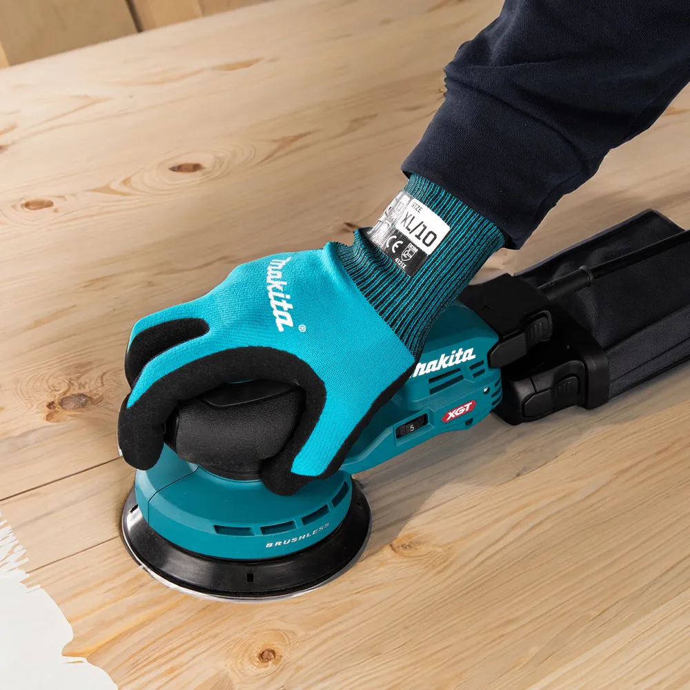 Pildil on Makita akuekstsentriklihvija BO003CGZ, ilma aku ja laadijata, karbi peal koos tooteloendiga mitmes keeles.