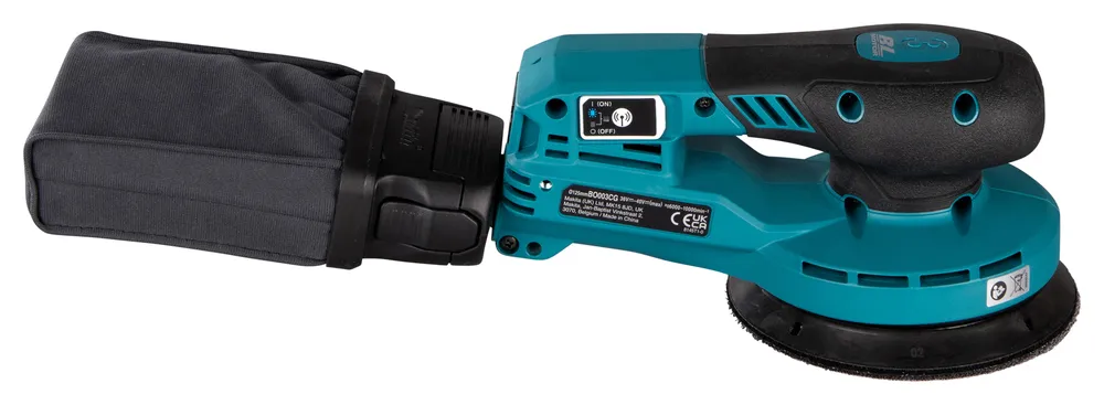 Pildil on näha Makita akuekstsentriklihvija BO003CGZ, mille küljes on tolmukott.