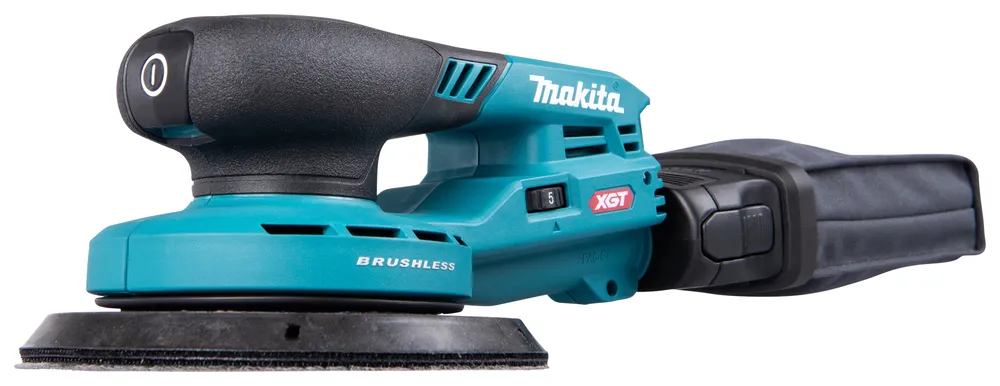 Pildil on Makita akuekstsentriklihvija BO004CGZ, millel on tolmukott ja numbriline reguleerimisnupp.