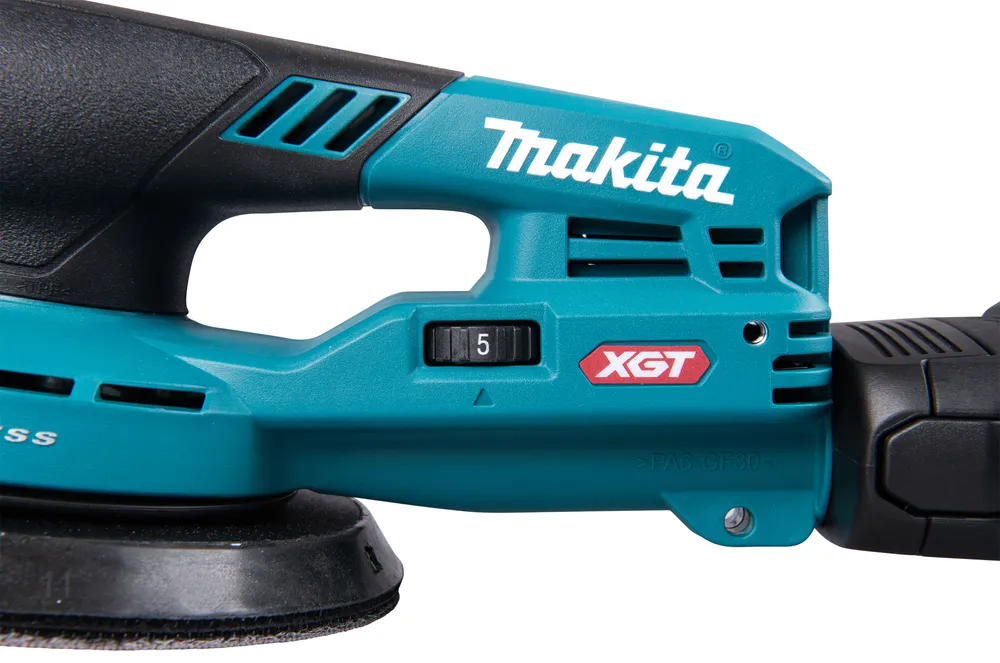 Pildil on detailne vaade Makita akuekstsentriklihvija BO004CGZ oranžile ja mustale osale, kus on näha kaubamärgi logo...