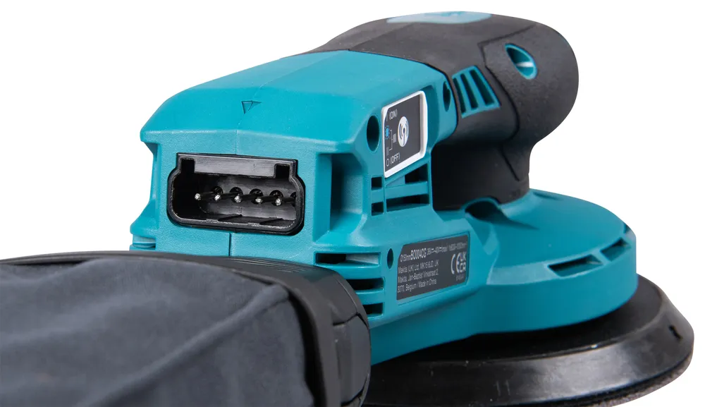 Pildil on näha Makita akuekstsentriklihvija detail, millel on kiiruse reguleerimise nupp ja XGT logo.