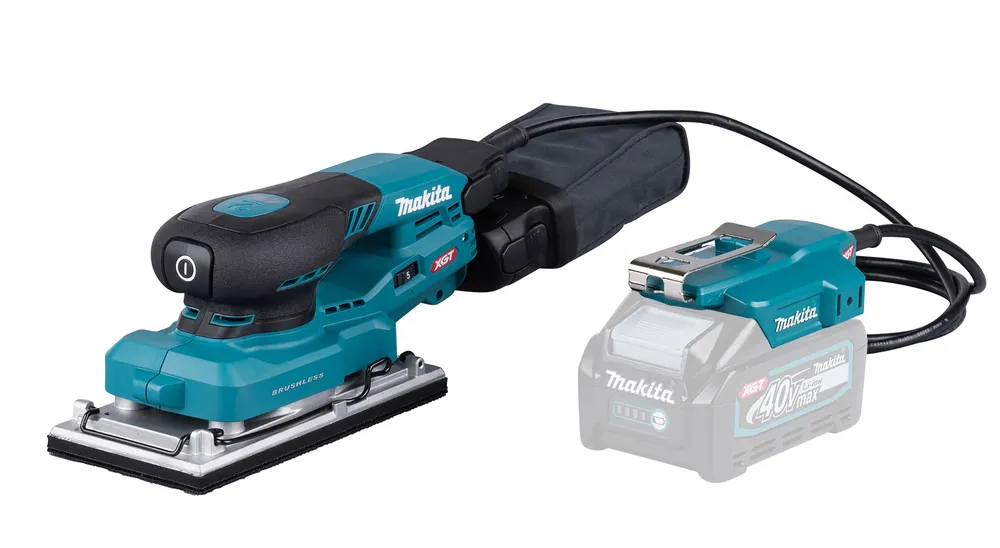 Pildil on Makita BO007CGZ akutaldlihvija koos tolmukotiga ja toitejuhtmega, mis on ühendatud Makita akuga.