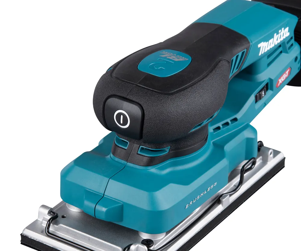 Pildil on näha Makita akutaldlihvija BO007CGZ, millel on toite nupp ja bränding.