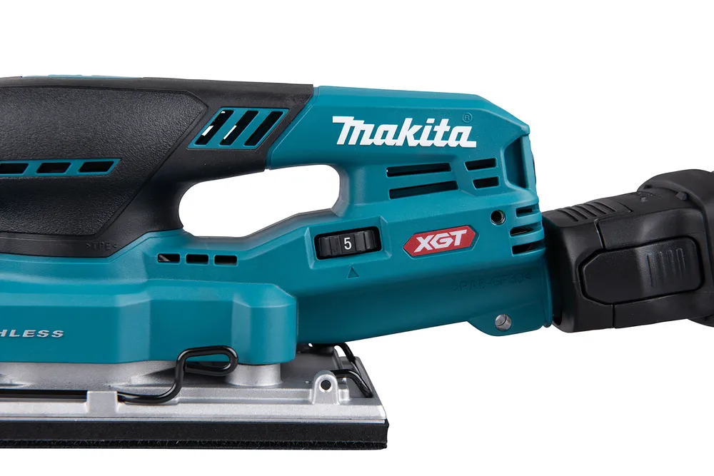 Pildil on Makita akutaldlihvija BO007CGZ, millel on sinine korpus ja reguleeritav kiirusnupp.