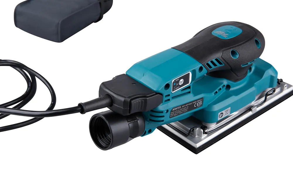 Pildil on Makita akutaldlihvija BO007CGZ, mis on valmistatud lihvimiseks, koos tolmuimejaga.
