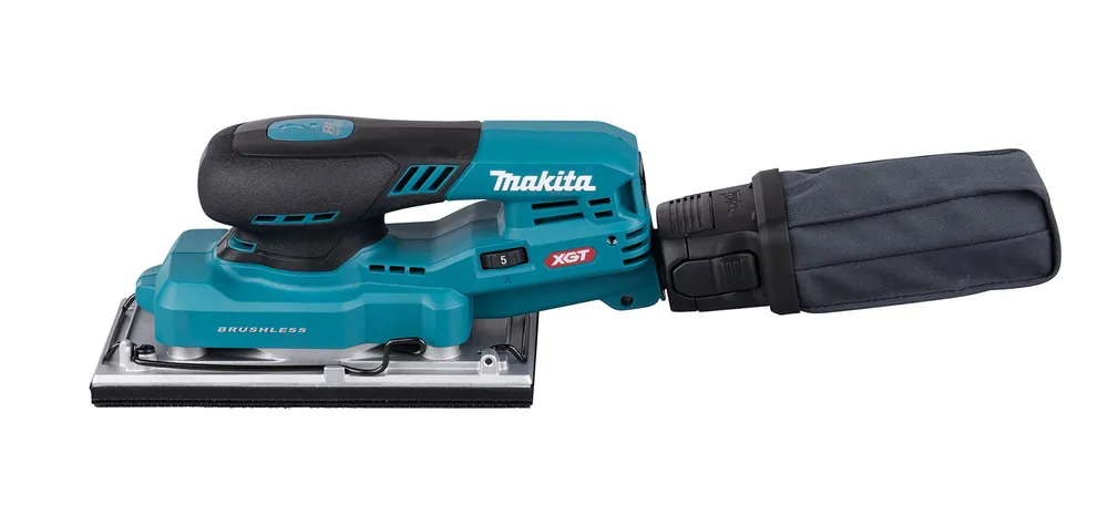 Pildil on näha Makita BO007CGZ akutaldlihvija, mille küljes on tolmukott.