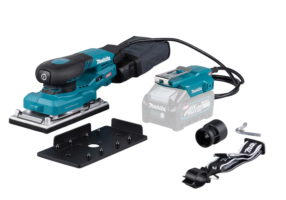 Pildil on Makita BO007CGZ akutaldlihvija koos tarvikutega, sealhulgas tolmukott, akuadapter ja rihm.