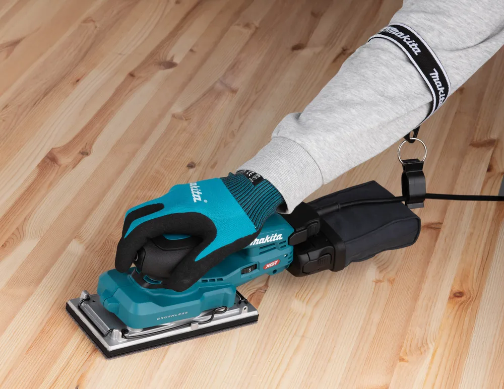 Pildil on Makita akutaldlihvija BO007CGZ, millega lihvitakse puitpinda.