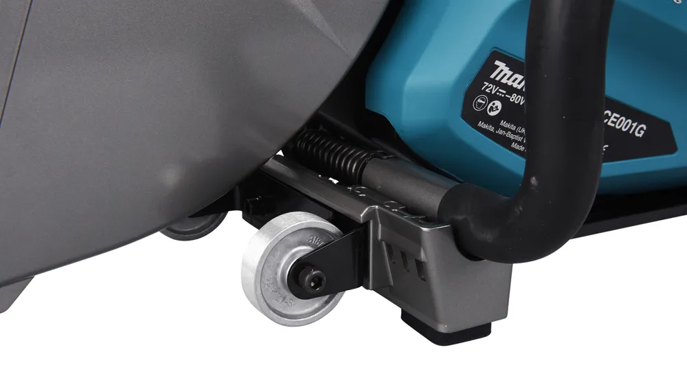 Pildil on Makita akulõikuri CE001GZ detail, millel on sinine korpus, must käepide ja vesivooliku ühenduskoht punase...