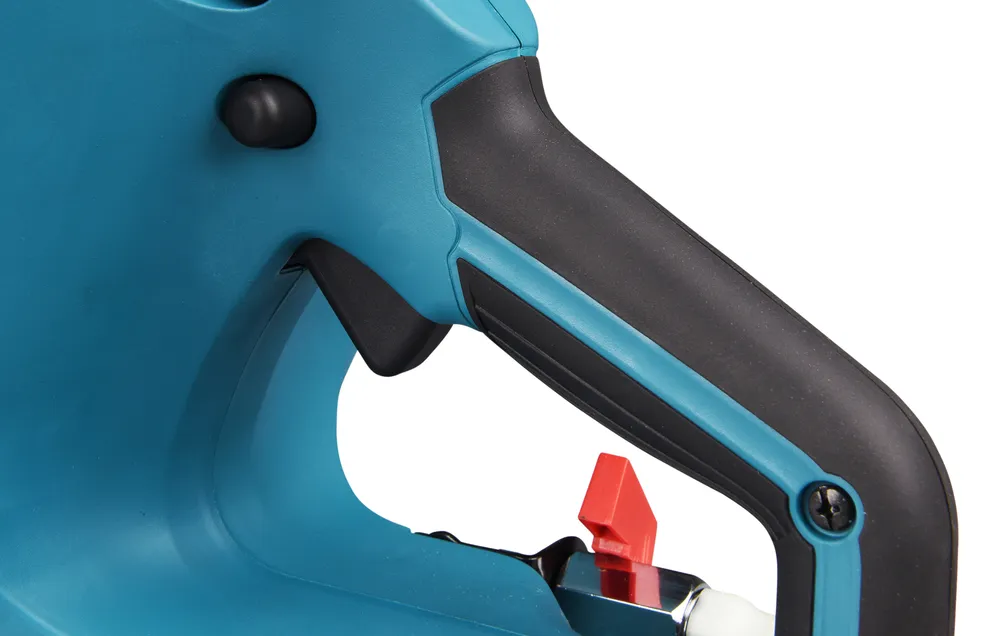 See on Makita akulõikur CE001GZ, millel on kaks Makita akut ja LED-valgusti nupp.