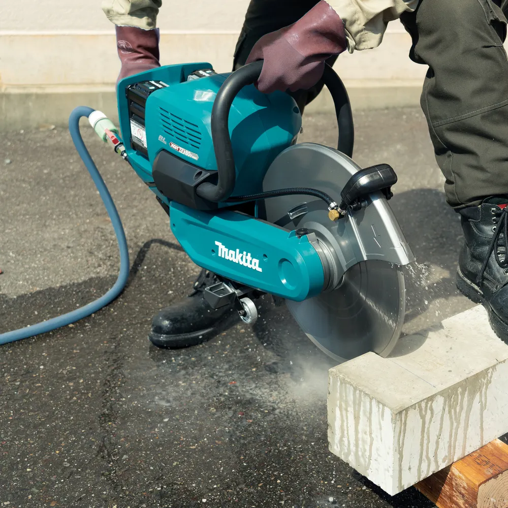 Pildil on Makita akulõikur, millel on 355mm ketas ja 80V XGT tehnoloogia, mis on pakendatud karbile.