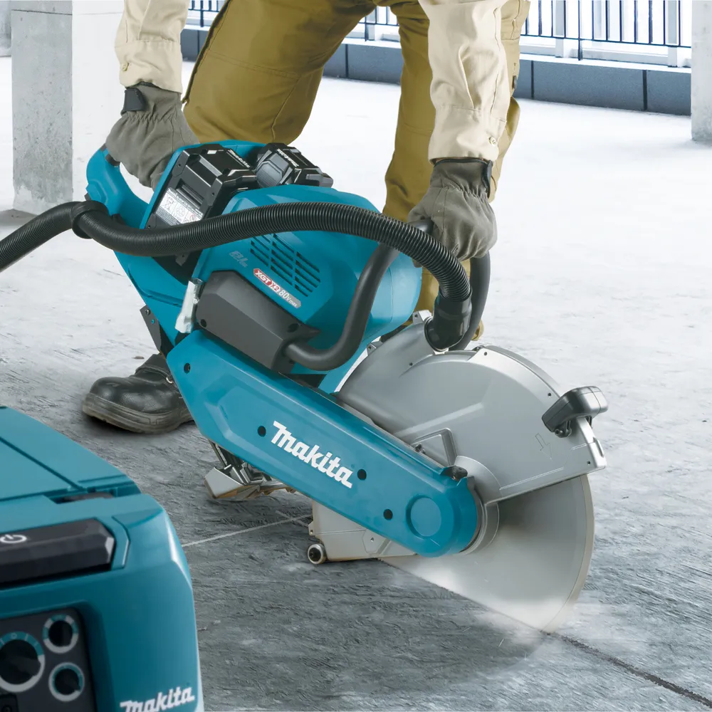 Pildil on Makita akulõikur CE002GZ01, millega töömees on tööriistaga materjali lõikamas.