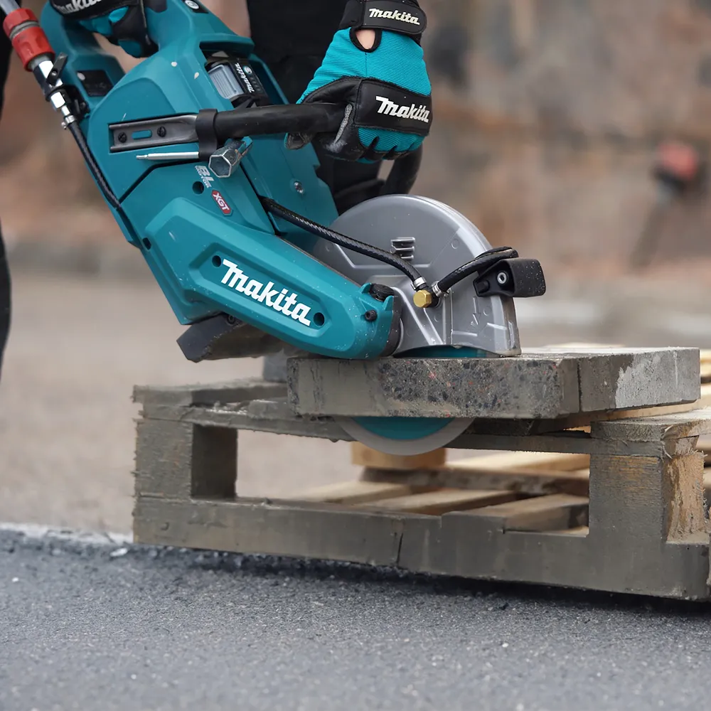 Pildil on Makita akulõikur CE003GZ02, XGT, millega lõigatakse betoonist kivi.