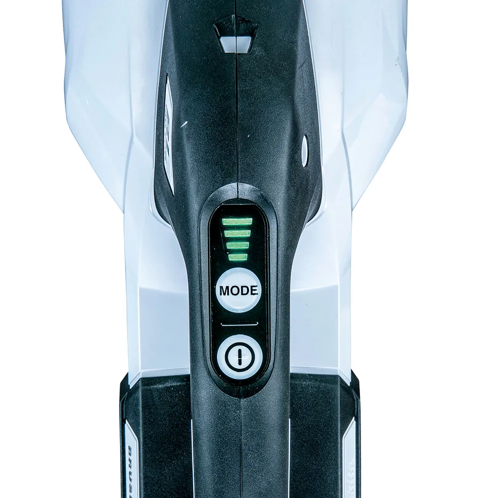 Pildil on näha Makita aku varstolmuimeja CL003GD203 ja selle tolmimahuti, mida hoitakse käes.