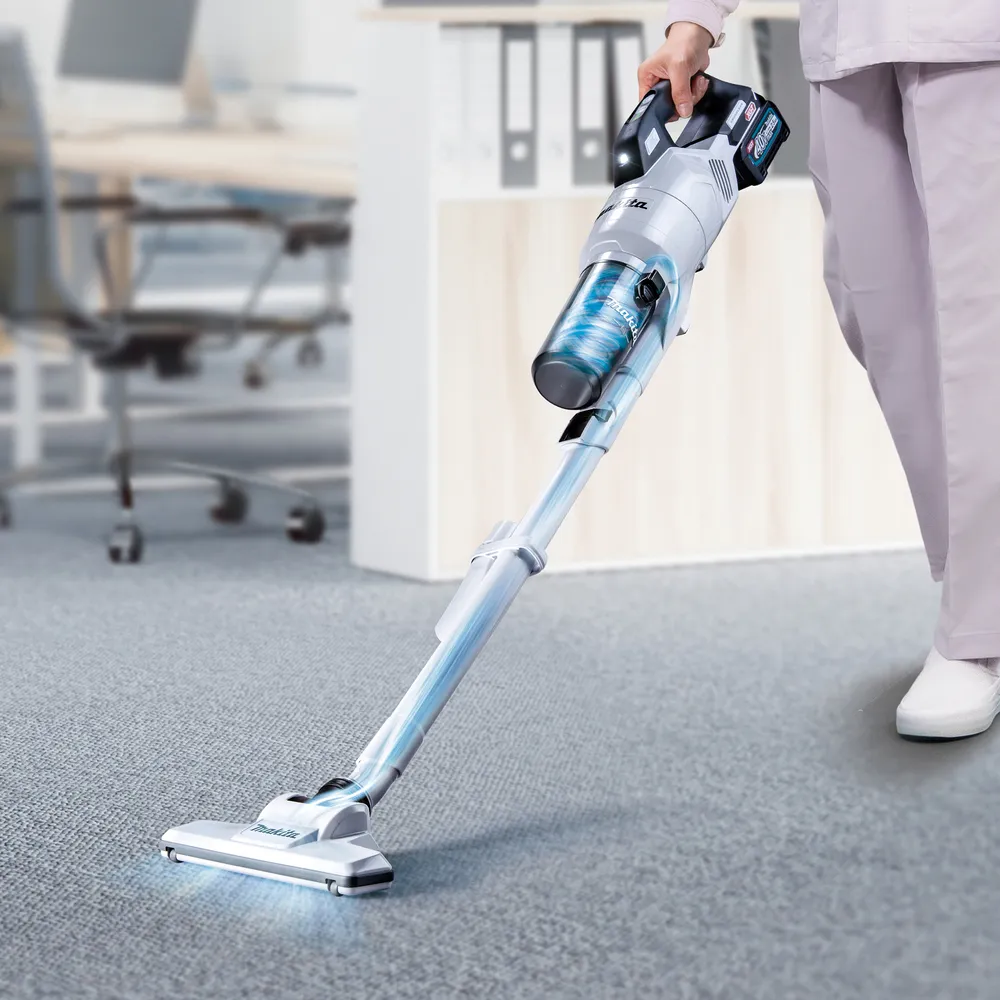 Pildil on Makita aku varstolmuimeja CL003GD203, mida kasutatakse kontoriruumis.