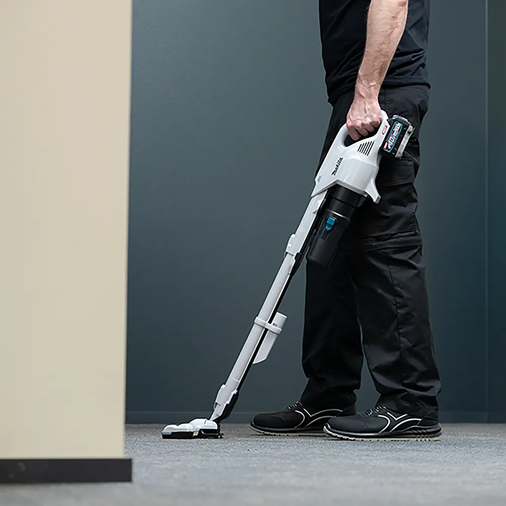 Pildil on Makita aku varstolmuimeja CL004GD101, XGT, mida inimene kasutab.