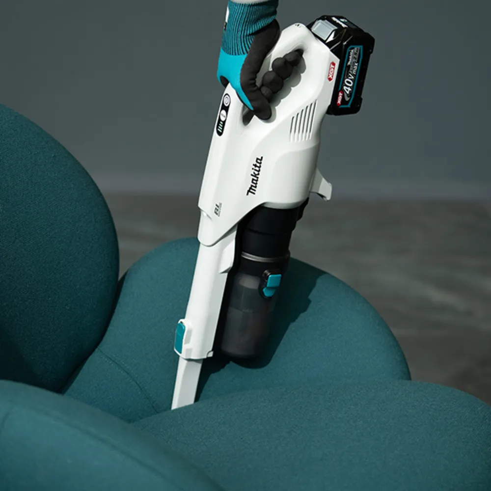 Pildil on näha Makita aku varstolmuimeja CL004GD101, XGT, mida inimene kasutab.