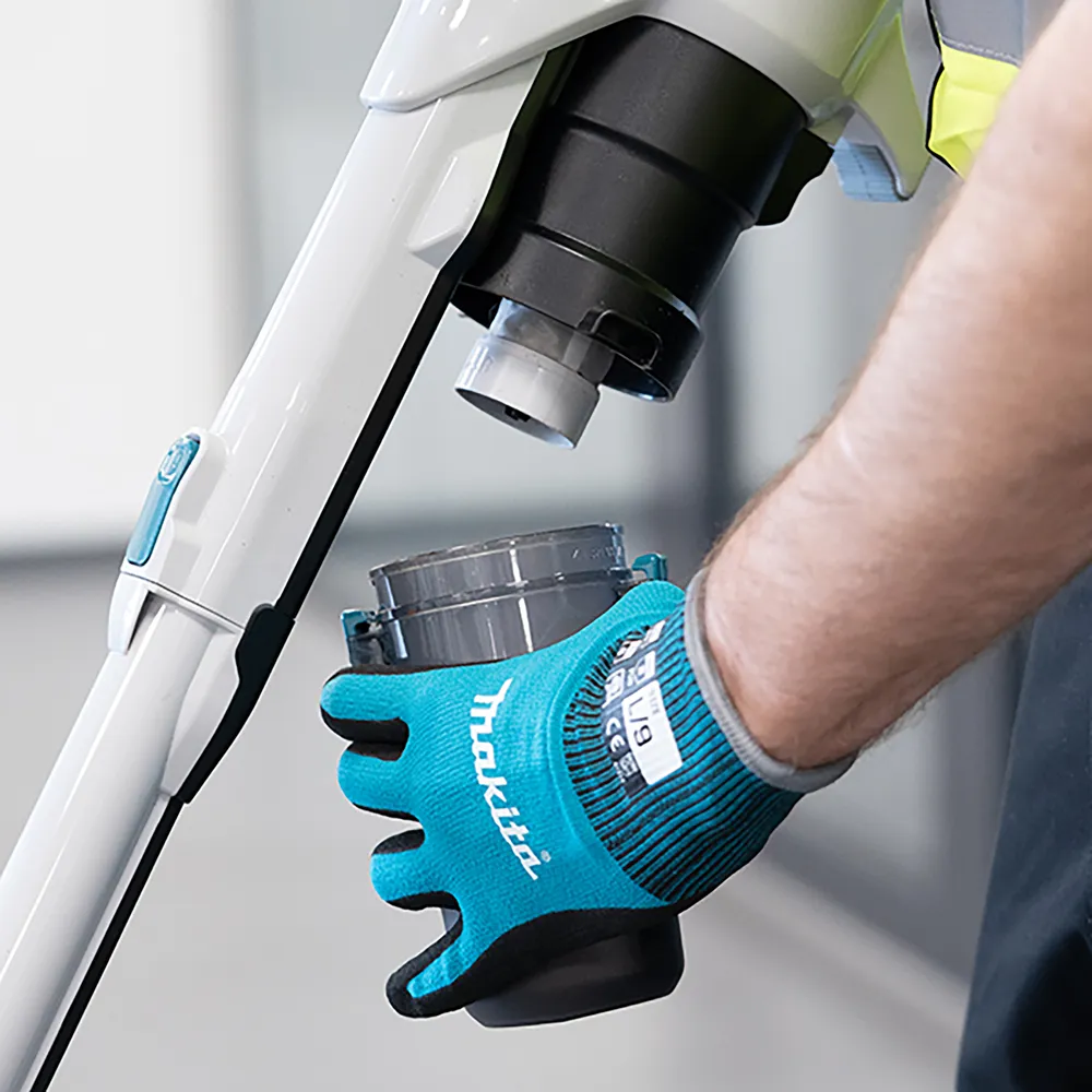 Pildil on näha Makita aku varstolmuimeja CL004GD101, XGT, mida hoitakse sinise tekstiiliga tugitooli kohal.
