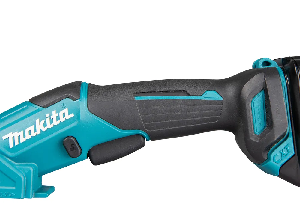 Pildil on Makita akuuniversaallõikuri CP100DZ käepide ja esiosa, millel on näha toote logo, juhtpaneelid ja turvalukk.