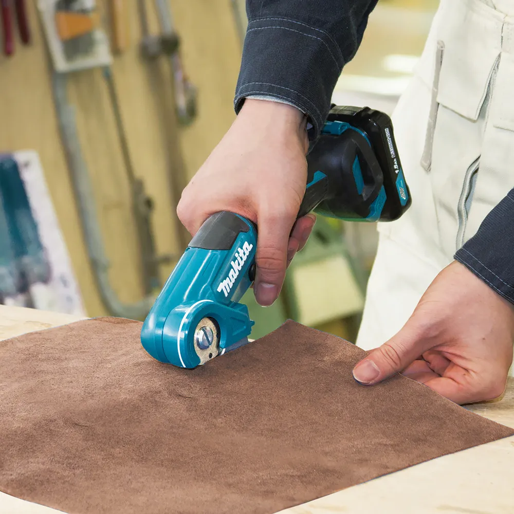 Pildil on Makita akuuniversaallõikur CP100DZ, mida kasutatakse pruuni naha lõikamiseks.