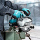 Pildil on näha Makita akukettsaag CS004GZ, millega inimene töötab.