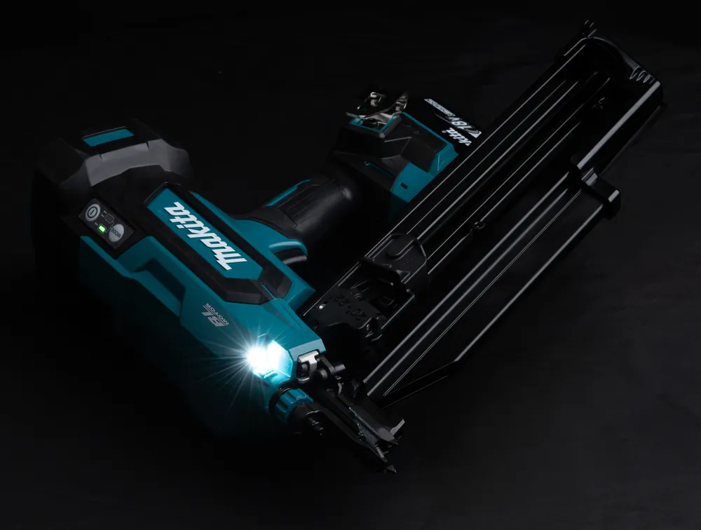 Pildil on Makita akunaelapüstol DBN901ZK, mis töötab 18V BL mootoriga ning sellel on LED-valgusti, mis valgustab...
