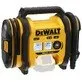 Pildil on kollane ja must DeWalt akutoitel kompressor, millel on digitaalne ekraan ja voolik.